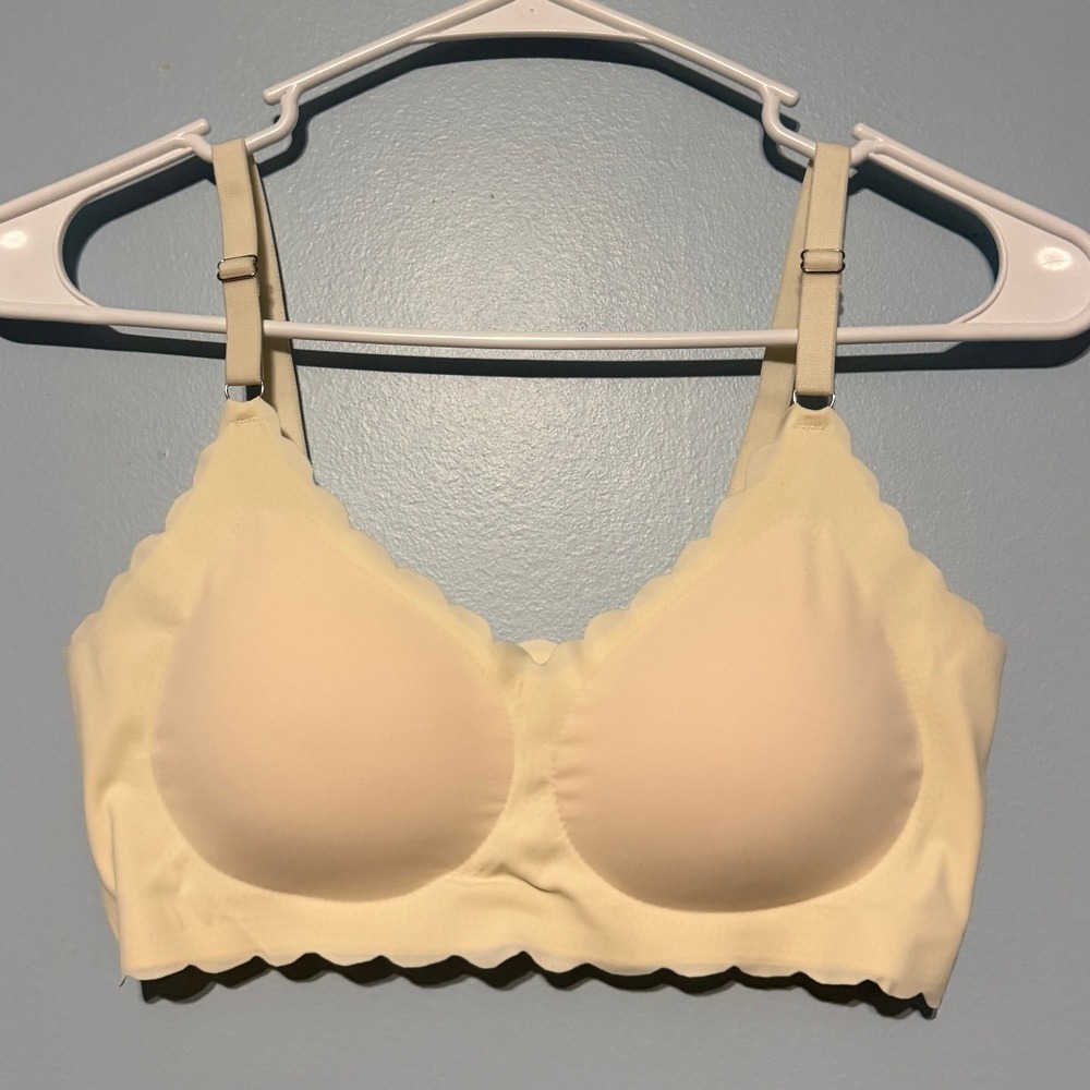 Seamless Size Small Scalloped Bralette Cream Wireless Adjustable Strap 1651